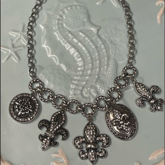 NWT! BeAuTiFuL Bold Silver Fleur de Lis Necklace! ⚜️❤️🤩 - Picture 3 of 7